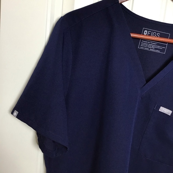 Figs Catarina One Pocket Scrub Top in Navy Size XXL. - Picture 3 of 8
